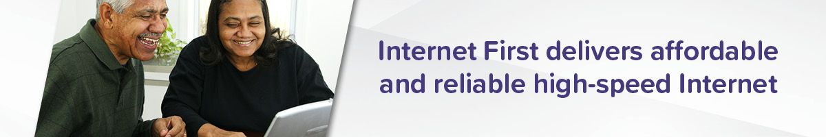 Internet first ofrece gráficos de Internet de alta velocidad asequibles y confiables con imágenes de un hombre y una mujer riéndose de la pantalla de una computadora